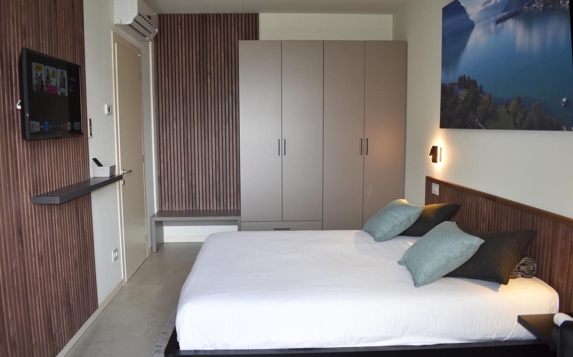 Baia Delle Rose Via Roma 111 Apartman Costa Volpino Kültér fotó