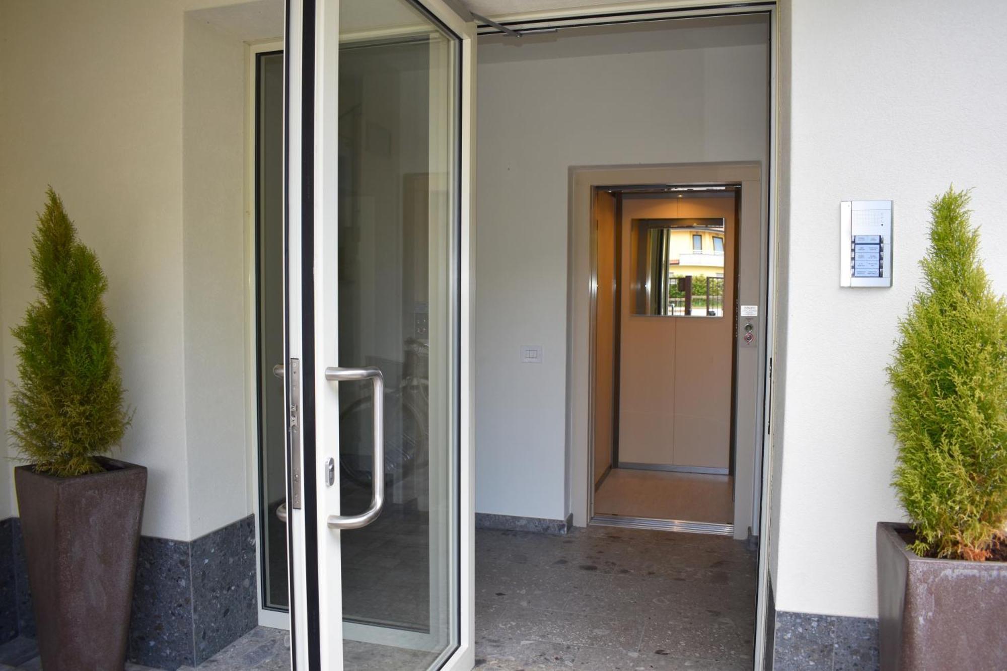 Baia Delle Rose Via Roma 111 Apartman Costa Volpino Kültér fotó